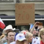 Lidé demonstrují 9. června 2021 na pražském Malostranském náměstí kvůli opatřením a covidovým certifikátům. Protesty pořádaly hnutí Chcípl PES i Volný blok.