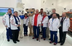 Prezident Zeman s manželkou Ivanou na olympiádě v ruském Soči s plyšovými maskoty, Mynářem, Nejedlým, Dukou, Remkem, Kmoníčkem a Forejtem (9. 2. 2014)