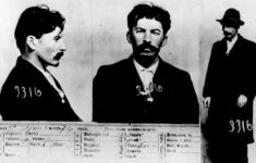 Policejní fotografie J. V. Stalina v roce 1911.