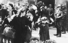 Polští Židé zajatí Němci během povstání ve varšavském ghettu, květen 1943.