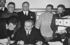 Podpis smlouvy o neútočení mezi nacistickým Německem a SSSR v Moskvě 23. srpna 1939