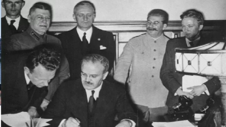Podpis smlouvy o neútočení mezi nacistickým Německem a SSSR v Moskvě 23. srpna 1939