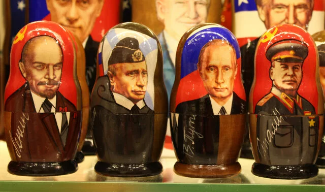Ve fašistickém Rusku kvete Putinův kult - matrjošky na moskevském Arbatu.
