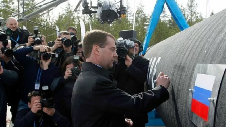 Tehdejší ruský prezident Dmitrij Medveděv oficiálně zahajuje pokládku potrubí plynovodu Nord Stream 2 v podvodním úseku dne 9. dubna 2010