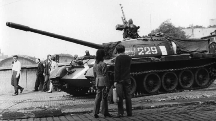 Okupační sovětský tank v Praze v srpnu 1968.