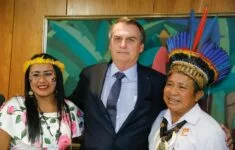 Brazilský prezident Bolsonaro se zástupci indiánského obyvatelstva (Brasília 2019)
