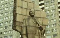Socha Lenina vztyčená východoněmeckou marxisticko-leninskou vládou na Leninově náměstí ve východním Berlíně (odstraněna v roce 1992).