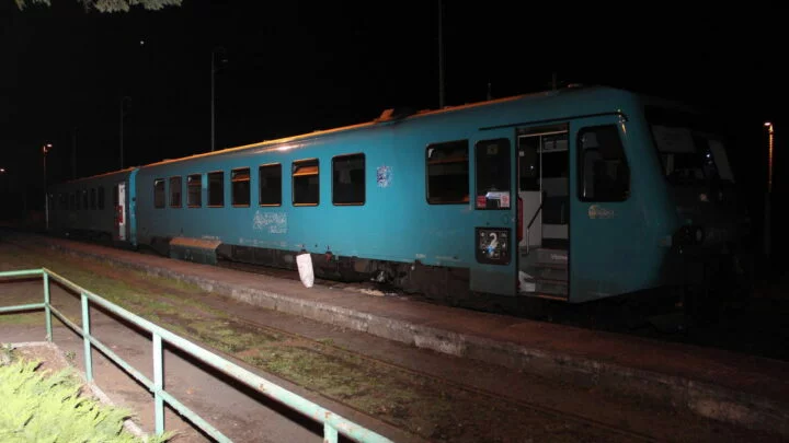 Kámen v kolejišti ohrozil životy cestujících ve vlaku