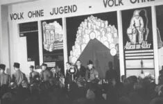 Joseph Goebbels otvírá dne 18. března 1933 výstavu o ženách.