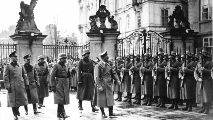 Německý tyran Adolf Hitler v okupované Praze (15. březen 1939)