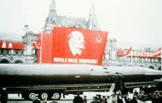 SSSR v dobách své slávy. Vojenská přehlídka na Rudém náměstí v roce 1964.