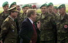 Prezident Václav Havel se na letišti v Praze-Ruzyni loučí s českými vojáky odlétajícími do Afghánistánu v rámci mise ISAF (24. dubna 2002)