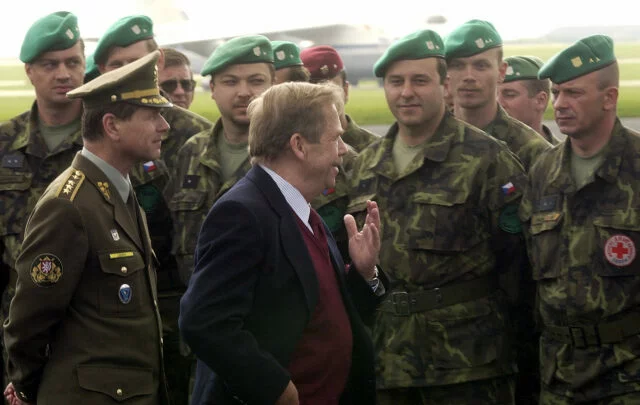 Prezident Václav Havel se na letišti v Praze-Ruzyni loučí s českými vojáky odlétajícími do Afghánistánu v rámci mise ISAF (24. dubna 2002)