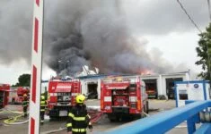 (Ilustrační foto) Záběr z požáru haly v Uhřiněvsi
