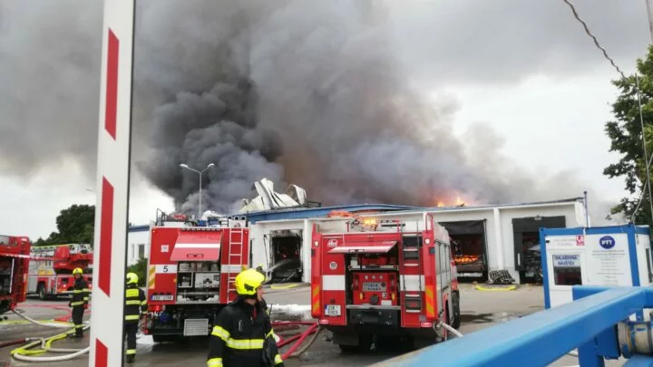 (Ilustrační foto) Záběr z požáru haly v Uhřiněvsi