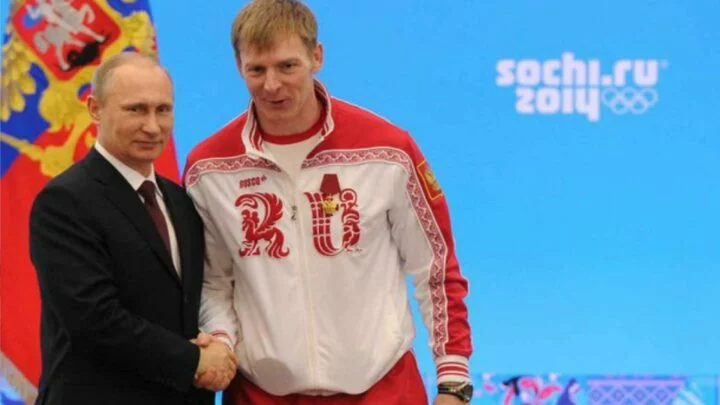 Vladimír Putin uděluje Alexandru Zubkovovi ocenění na slavnostním ceremoniálu pro ruské sportovce 24. února 2014. O tři a půl roku později byly Zubkovovi zlaté medaile odebrány.
