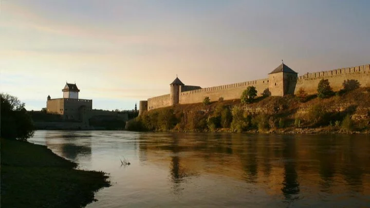 Řeka Narva, vlevo hrad Narva, vpravo hrad Ivangorod. Hranice mezi Estonskem a Ruskem.