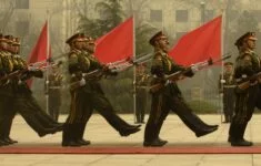 Členové čínské čestné stráže na čínském ministerstvu obrany v Pekingu