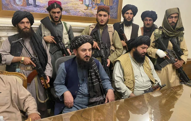 Tálibánští bojovníci poté, co převzali kontrolu nad prezidentským palácem v Kábulu.
