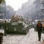 Okupační vojáci projíždějí v srpnu roku 1968 pražskými ulicemi. 