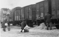 Maďaři přesídlení z města Gúta (dnes Kolárovo) na nádraží v Mladé Boleslavi (1947)