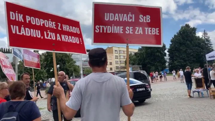 Občané protestující na Babišově zmrzlinové kampani ve Zlíně