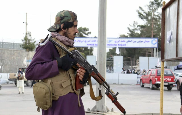 Bojovník Tálibánu v Kábulu. Ilustrační foto