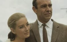 Sean Connery jako Bond (s kolegyní Taniou Mallet) při natáčení filmu Goldfinger v roce 1964.