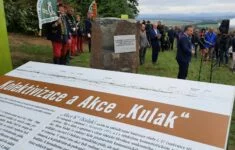 Památník obětem komunistické akce Kulak pod Řípem. Při odhalení promluvil i Marian Jurečka.