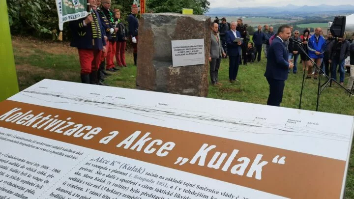 Památník obětem komunistické akce Kulak pod Řípem. Při odhalení promluvil i Marian Jurečka.