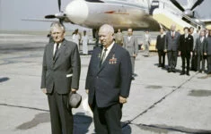 Prolhaný sovětský vůdce Chruščov na inspekci u Antonína Novotného v československé gubernii (Praha, 27. 8. 1964)