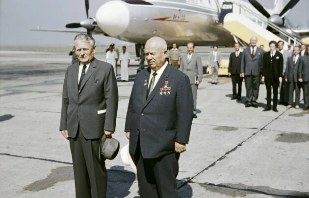 Prolhaný sovětský vůdce Chruščov na inspekci u Antonína Novotného v československé gubernii (Praha, 27. 8. 1964)