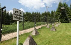 Replika neprostupné státní hranice s ostnatými dráty mezi Československem a Německem. Ilustrační foto