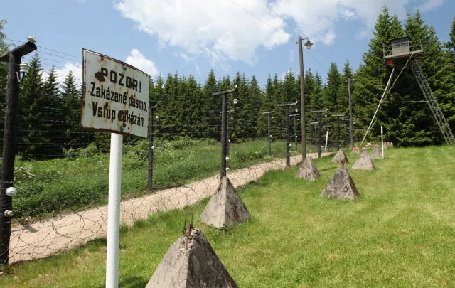 Replika neprostupné státní hranice s ostnatými dráty mezi Československem a Německem. Ilustrační foto