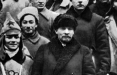 Lenin a Vorošilov mezi delegáty X. sjezdu bolševické strany RCP(b), kteří se účastnili potlačení kronštadtského povstání (březen 1921, Moskva).