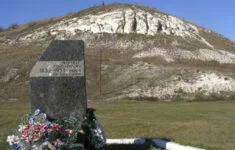Památník obětí hladomoru (1932–1933) v Novoajdaru v ukrajinské Luhanské oblasti