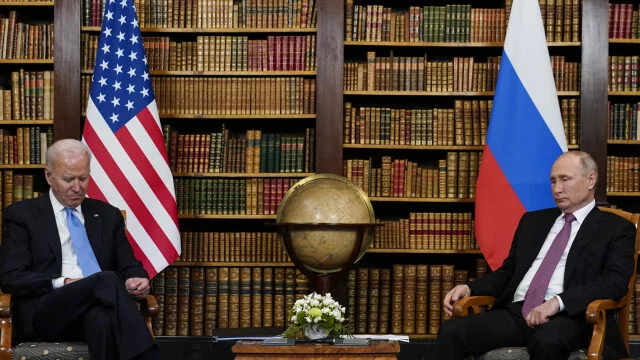 Joe Biden a Vladimir Putin na summitu v Ženevě (16. 6. 2021)