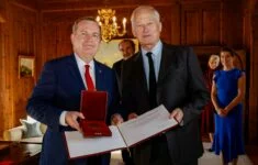 Rektor Univerzity Karlovy Tomáš Zima předal medaili vládnoucímu lichtenštejnskému knížeti Hansi Adamovi II.