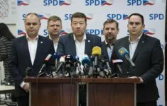 Poslanci SPD Radek Rozvoral, Radovan Vích, Tomio Okamura, Radek Koten, Jan Hrnčíř