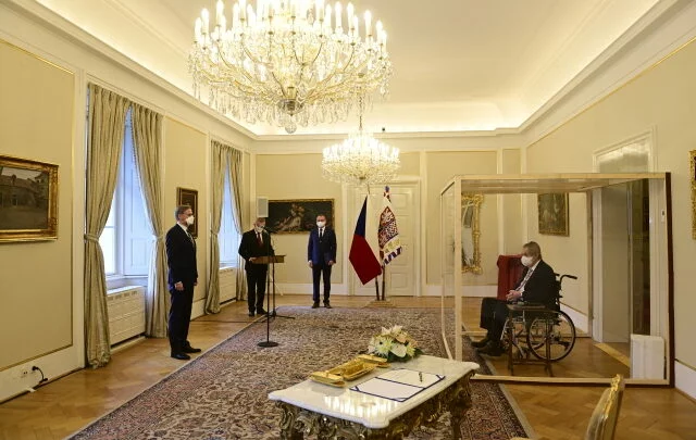 Prezident Miloš Zeman (vpravo) jmenoval 28. listopadu 2021 na zámku v Lánech předsedu ODS Petra Fialu (vlevo) do funkce předsedy vlády.