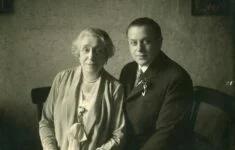Kavárník Václav Fišer se sestrou Marií Štěrbovou, matkou Jaroslava Štěrby (25. 6. 1928) 