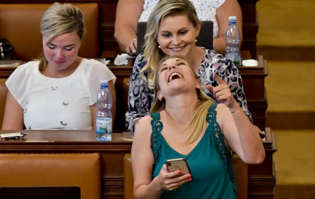 Bývalá poslankyně Barbora Kořanová (ANO) při bujarém smíchu na schůzi poslanecké sněmovny