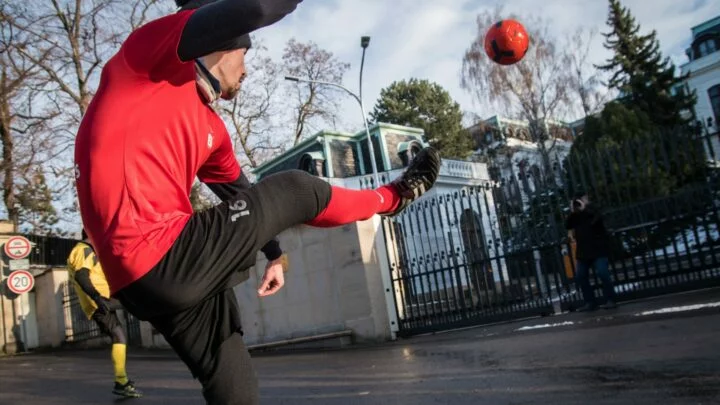 Aktivisté za brány velvyslanectví Ruské federace kopli desítky míčů.