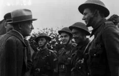 Edvard Beneš s československými vojáky ve Velké Británii – Jan Smudek stojí zcela vpravo