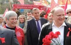 Lídr Komunistické strany Ruské federace Gennadij Zjuganov (vpravo) na mítinku v Moskvě 1. května 2012.