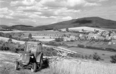 Žně pod Blaníkem v srpnu 1962 – traktorista Karel Žížala z JZD Louňovice dokončuje sečení žita