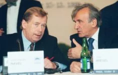Václav Havel a Elie Wiesel na konferenci FORUM 2000 v Praze (11. 10. 1999)