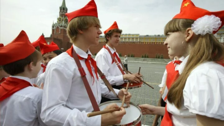 Tady ještě postaru. Na Rudém náměstí v Moskvě proběhlo slavnostní uvedení do řad mladých pionýrů. Účastníci u mauzolea Vladimíra Iljiče Lenina na Rudém náměstí v Moskvě v roce 2010.