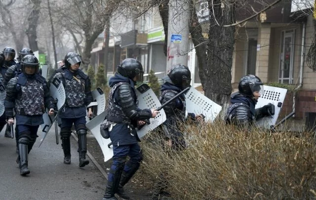 Pořádková policie blokuje demonstranty během protestu v kazašském městě Almaty ve středu 5. ledna 2022.