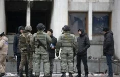 Vojáci kontrolují občany v největším kazašském městě Almaty, centru protivládních protestů (10. 1. 2021)